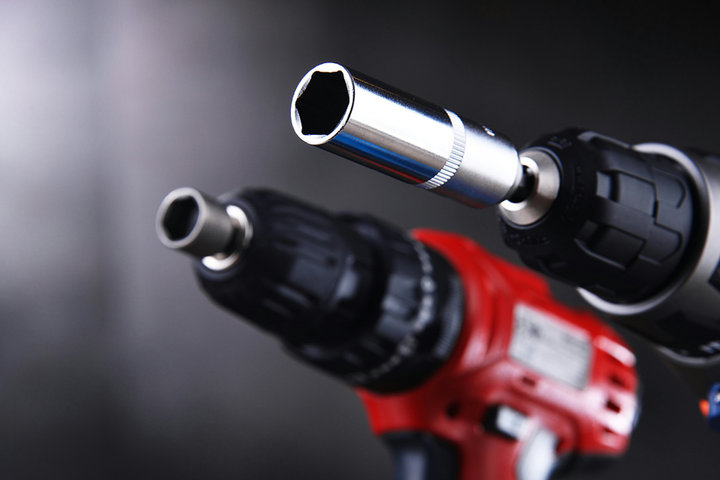 如何确保小型电动工具的充电安全？